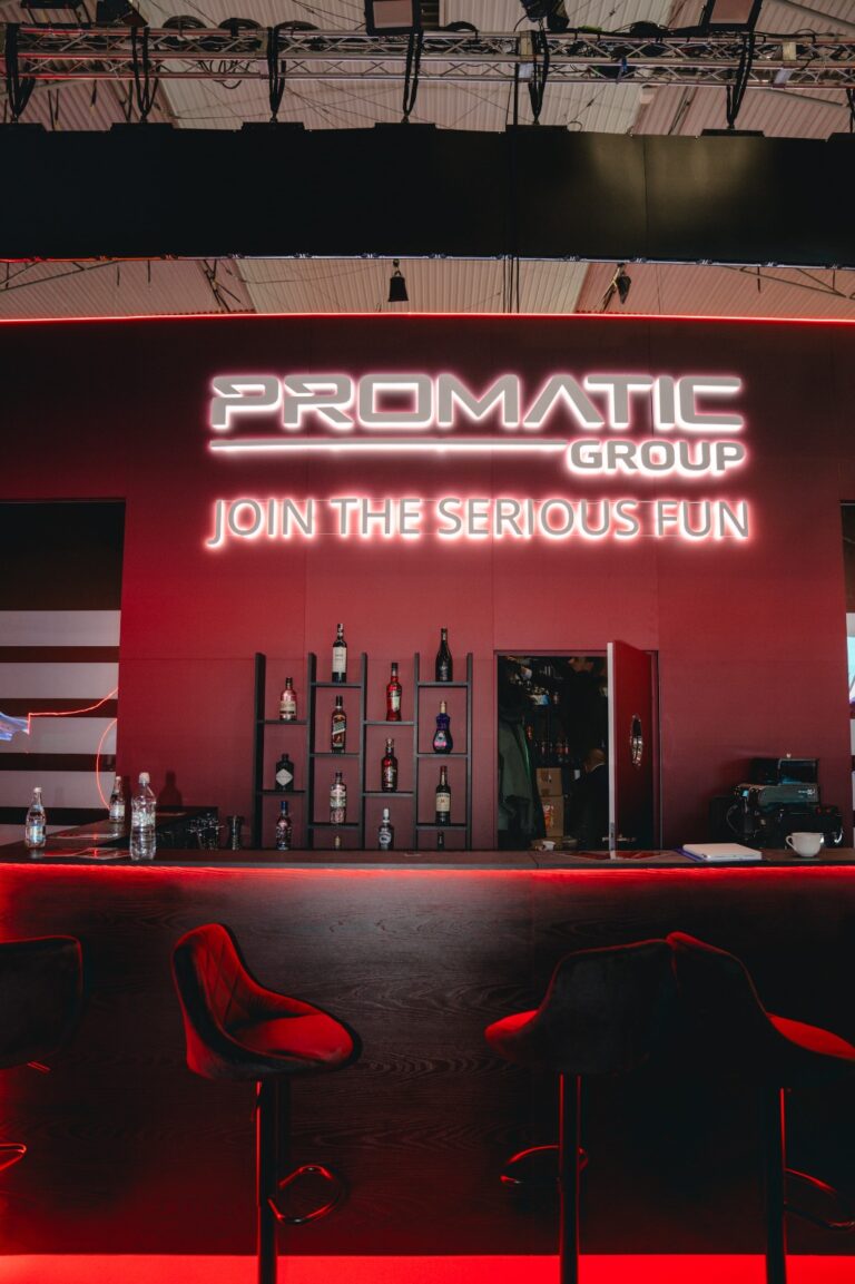 Bar w strefie VIP stoiska Promatic Group z podświetlanym logo
