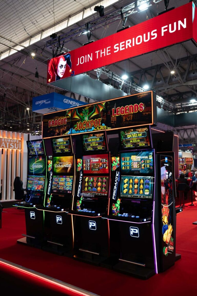 Rząd automatów Dragon Jackpot Legends na stoisku Promatic Group