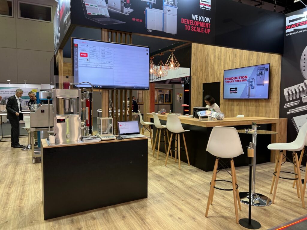 Strefa rozmów na stoisku Natoli Engineering, realizacja Amako Expo