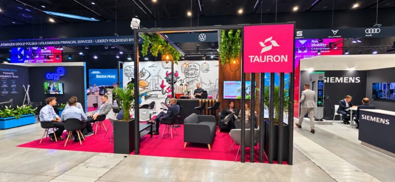Stoisko Tauron z muralem na New Mobility Congress w MCK Katowice, zdjęcie 2