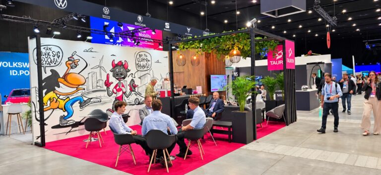 Stoisko Tauron z muralem na New Mobility Congress w MCK Katowice, zdjęcie 9